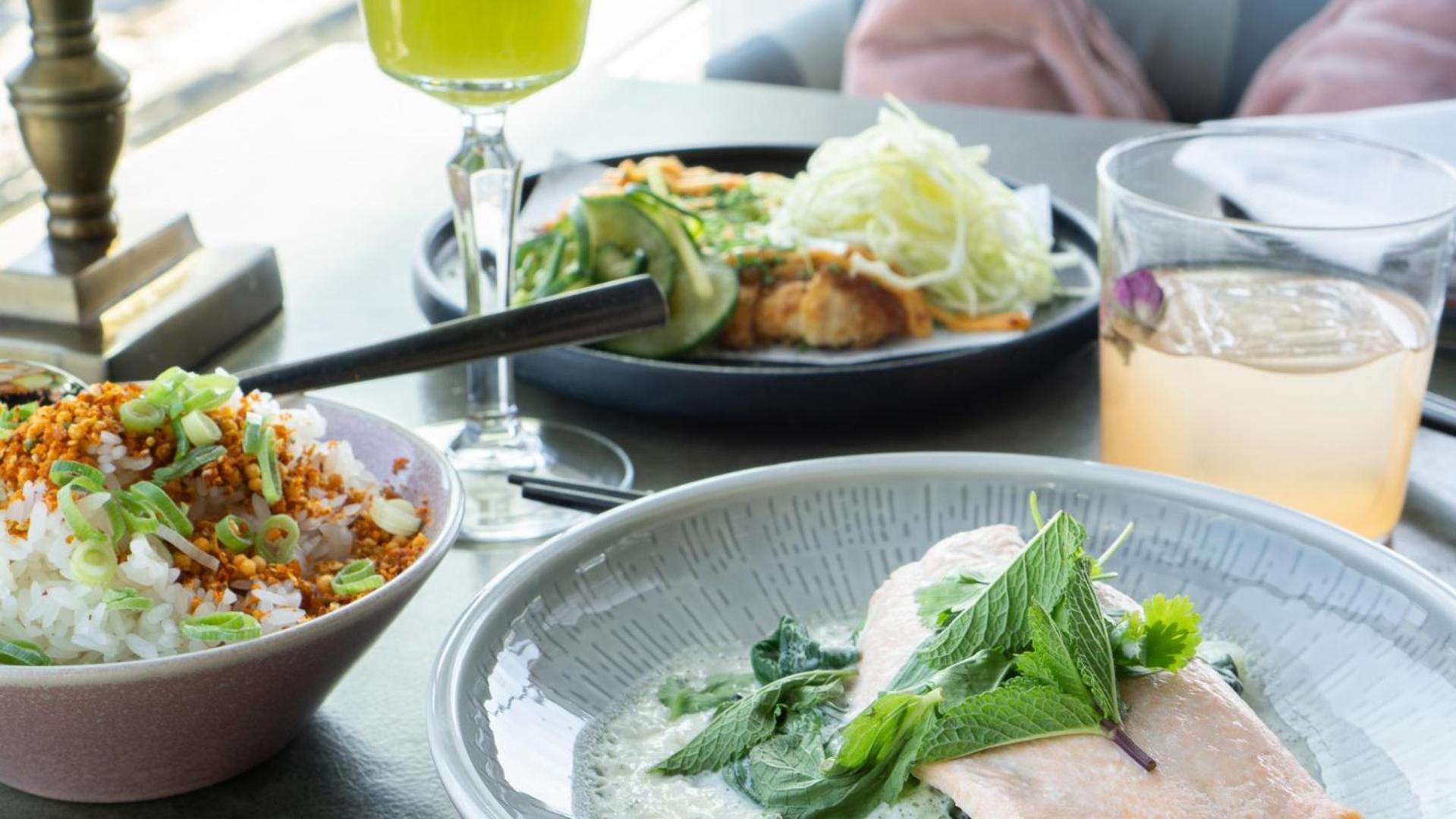Steam Hotel Вестерос Экстерьер фото Dishes at the restaurant