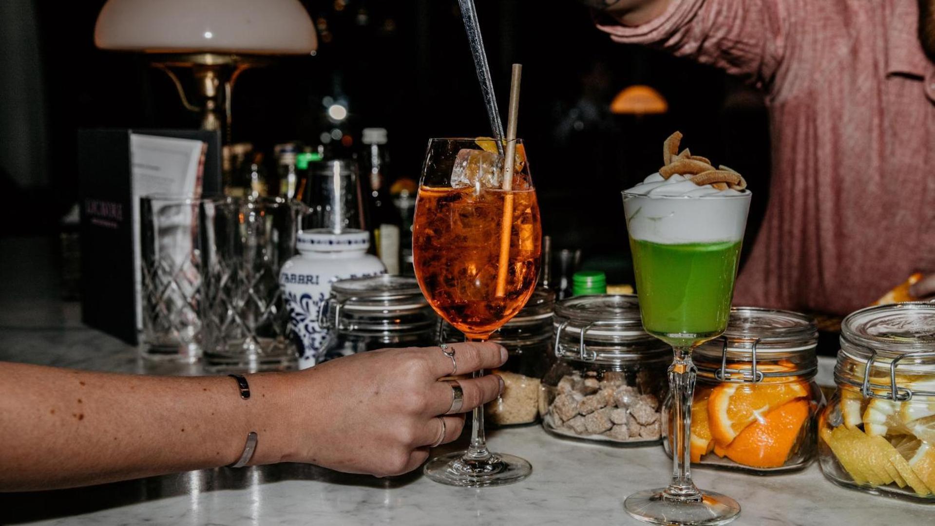 Steam Hotel Вестерос Экстерьер фото A bartender topping a cocktail with soda