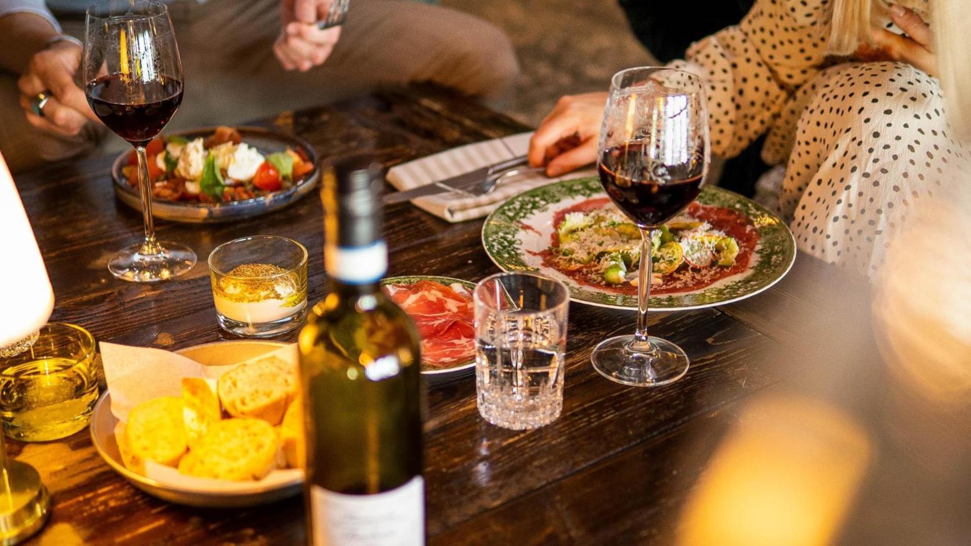 Steam Hotel Вестерос Экстерьер фото A typical Italian meal