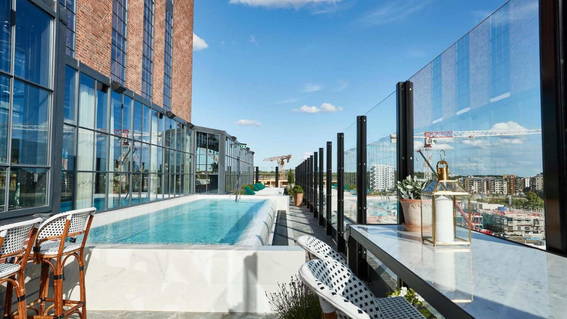 Steam Hotel Вестерос Экстерьер фото The rooftop pool at the hotel
