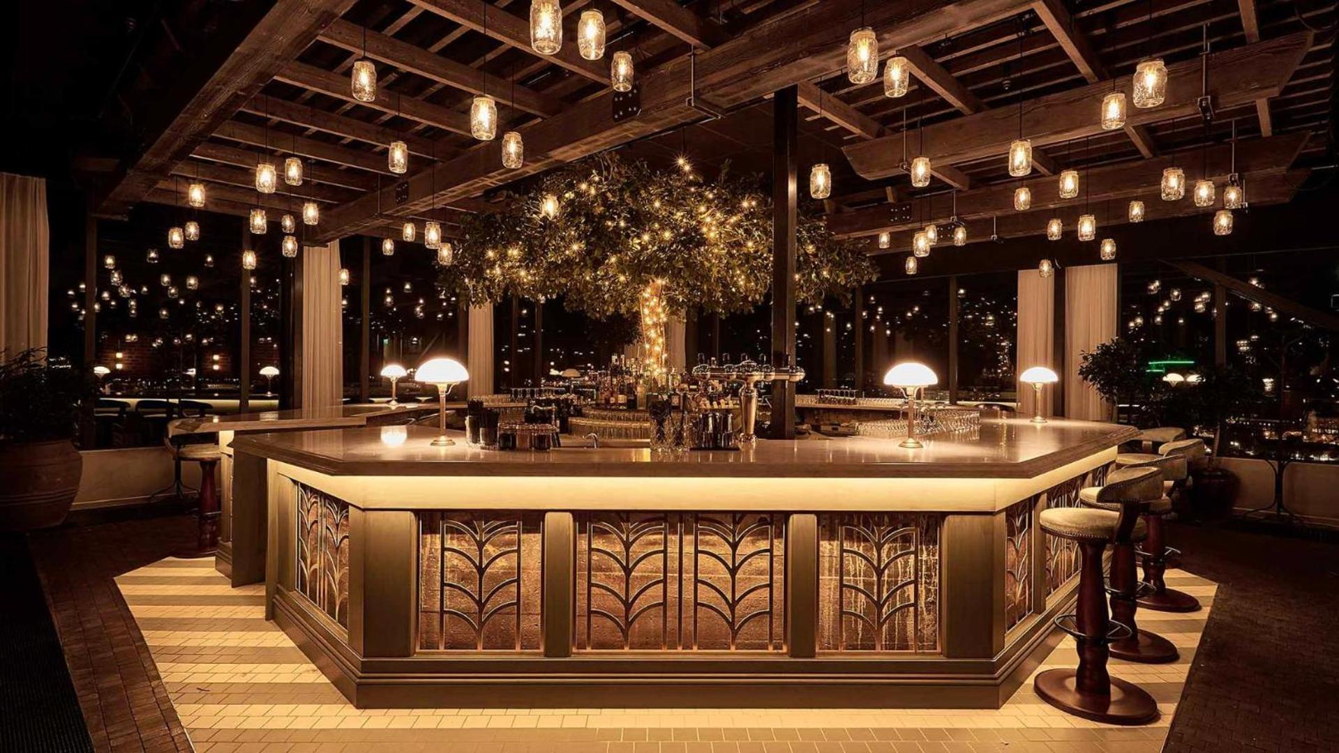 Steam Hotel Вестерос Экстерьер фото The bar at the 101 Sky Lounge
