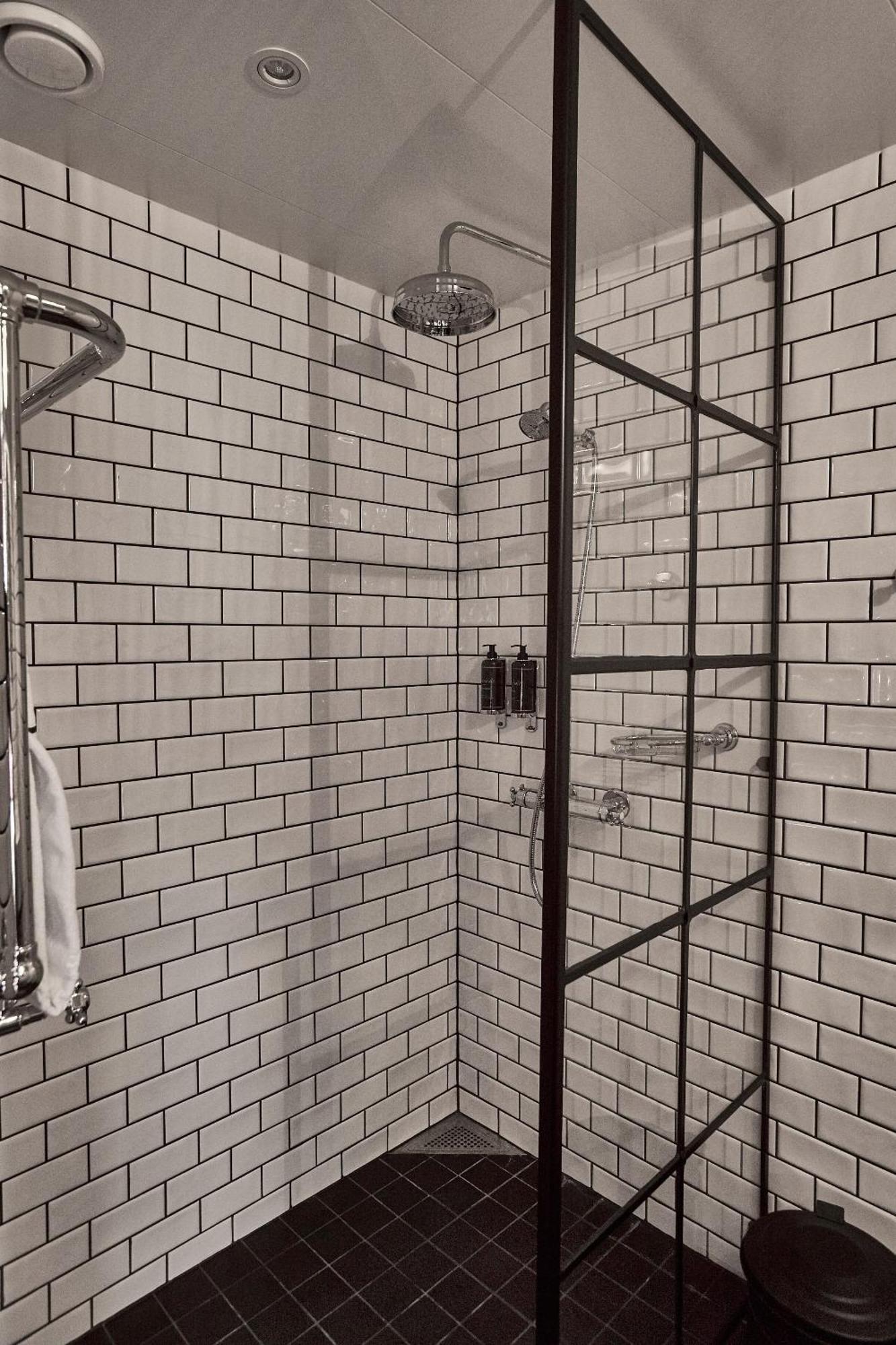Steam Hotel Вестерос Экстерьер фото Subway tiles in a shower